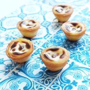 Encanto de tarta de huevo portuguesa - Comida en miniatura - Encantos Kawaii - Encantos de comida - Joyería de alimentos - Regalo - Portugal