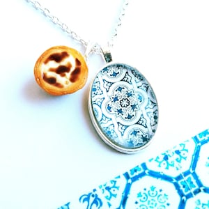 Collar de tarta de huevo portuguesa - Cabujón de vidrio inspirado en azulejos portugueses - Joyería gastronómica - Regalo - Portugal - Joyería portuguesa