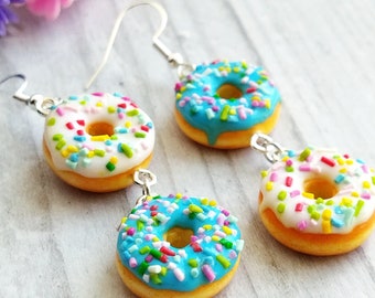 Pendientes de rosquillas blancas y azules, joyas de comida de arcilla, pendientes de comida, pendientes no coincidentes, regalo para ella, regalo para hermana, regalo para mamá