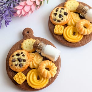 Magnetisch koekjes- en melkbordje – polymeerklei, miniatuurdessert, schattige keukendecoratie, handgemaakte koelkastmagneet