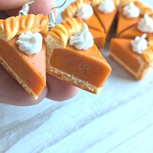 Ohrringe in Kürbiskuchenform, handgefertigter Schmuck aus Ton, süße Herbstohrringe, Geschenk für Kuchenliebhaber
