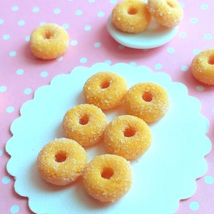 6 ciambelle zuccherate in miniatura per casa delle bambole, cibo finto, cibo in miniatura, cibo per casa delle bambole, fatto a mano, pasticceria in miniatura, argilla polimerica