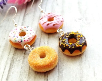 Donuts oorbellen, klei voedsel sieraden, voedsel oorbellen, niet-overeenkomende oorbellen, cadeau voor haar, cadeau voor zus, cadeau voor moeder