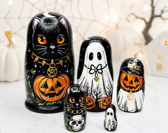Decorazioni di Halloween con gatto nero, bambole russe spettrali, set di matrioske con zucca fantasma