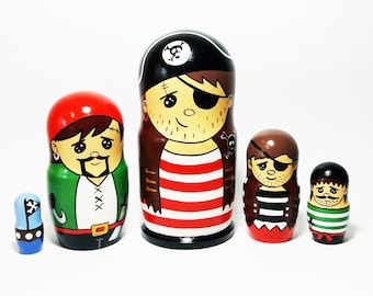 Set di matrioske pirata personalizzabili, regalo a tema pirata per bambini dai 3 ai 5 anni, giocattolo in legno dipinto a mano per il gioco di immaginazione, 16 cm.