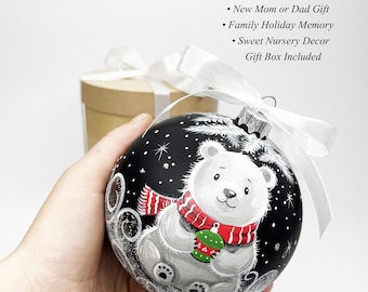 Nieuw cadeau mama of papa, gepersonaliseerd eerste kerstornament baby, handgeschilderde glazen kerstbal ijsbeer