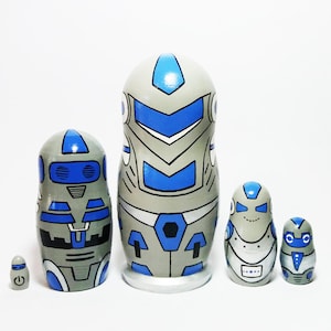 Muñecas anidadas de robots grises, robots de madera plateados, juego de 5 muñecas, decoración de habitación de niños, decoración para sala de juegos, robot de bebé de dibujos animados, robots de estilo retro