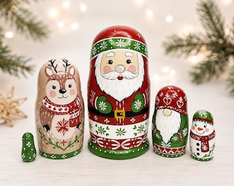 Bambole russe natalizie in stile arte popolare scandinava, design nordico, decorazioni natalizie per la casa, statuette da mensola per le feste.