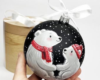 Gepersonaliseerde ijsberenornament met geschenkdoos, aangepaste eerste kerstbal baby, cadeau nieuwe ouder, handgeschilderd glazen boomdecor