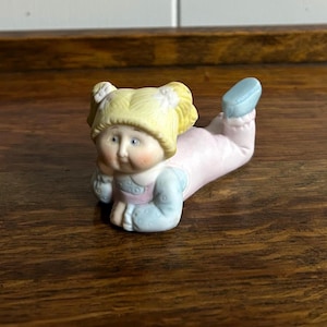 1984 Cabbage Patch Kids Bisquitporzellan Figur: Blondes Mädchen, rosa Latzhose