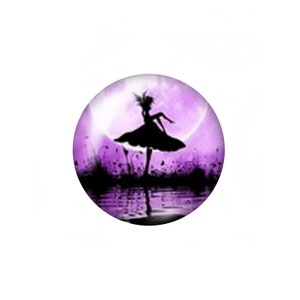 Op de afbeelding: Een silhouet van een fee die danst in een paars maanverlicht landschap. De fee draagt een zwierige jurk en heeft vleugels. De maan is vol en helder, en het landschap is gevuld met hoog gras en bloemen.