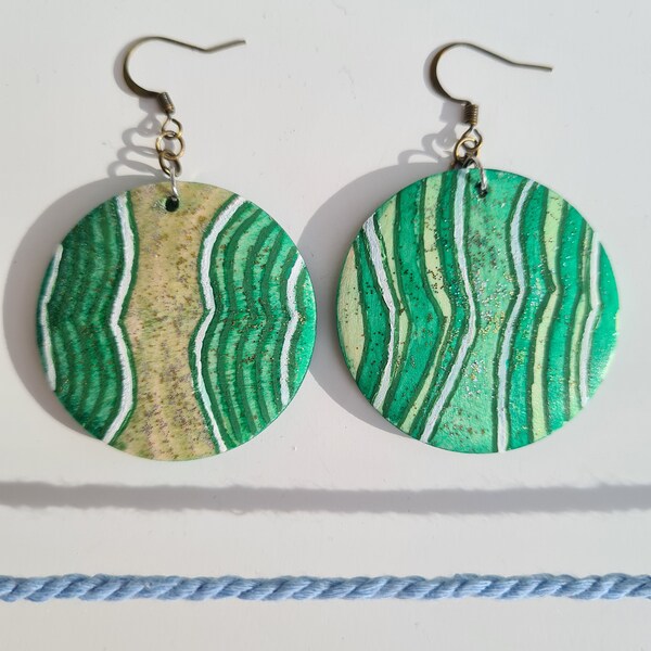 boucles d'oreilles à crochet en bois peint à la main