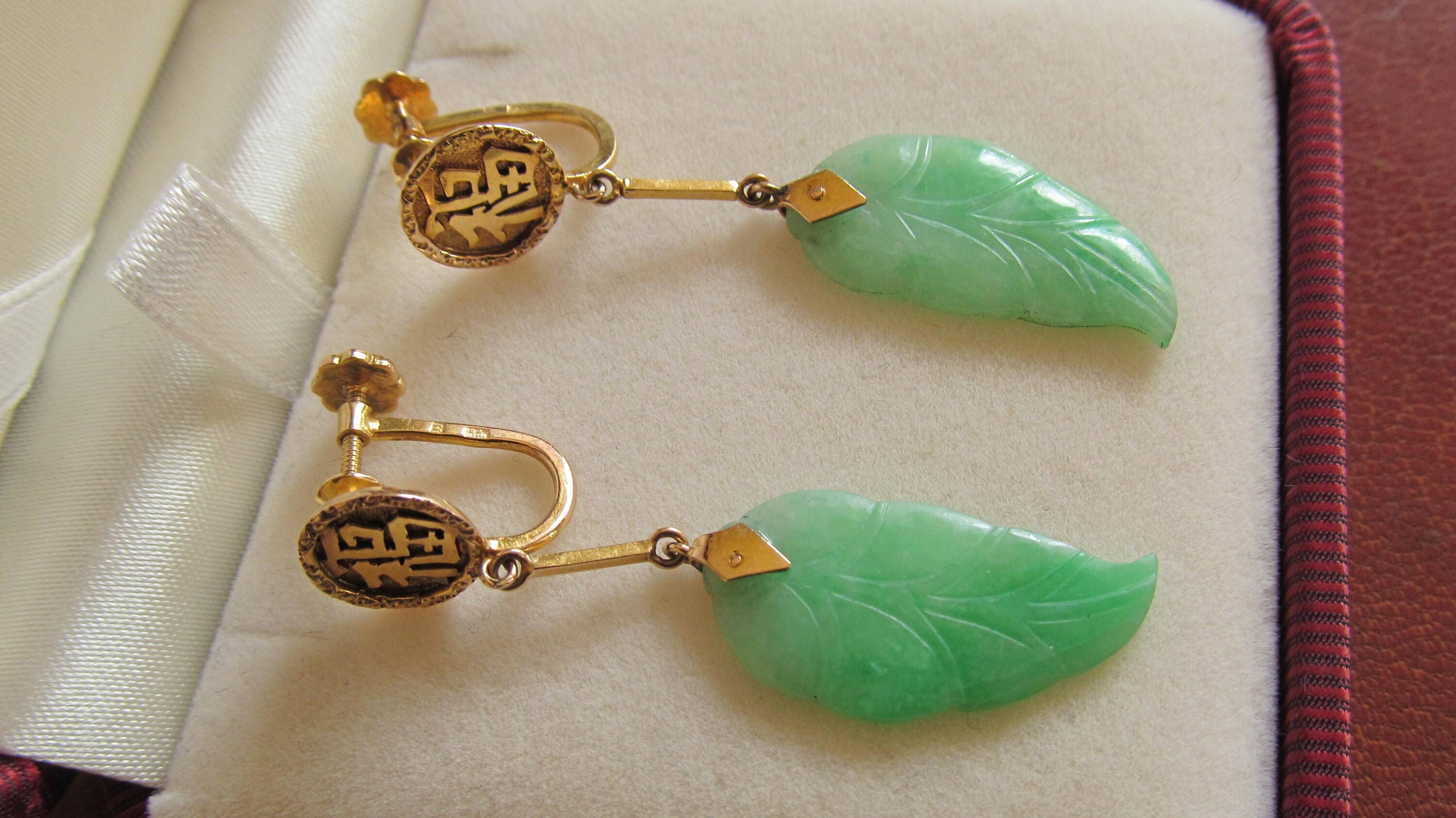 Boucles D'oreilles Anciennes - Jade Sculpté Et Plaqué Or - Style Pendantes Avec Fermoir Dormeuse