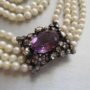 Collar antiguo de perlas y diamantes: cuatro filas de perlas con cierre de piedras preciosas de oro y plata
