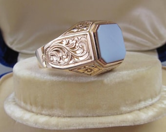 Vintage Gold and Agate Signet Ring with Engraved Decoration - 14K Gold