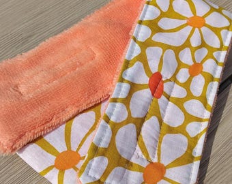 Face band made of bamboo terry cloth and cotton with daisy patterns.