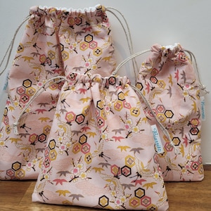 Wasserdichter Badeanzug-/Seifen-/Zahnpasta-/Zahnbürstenbeutel aus rosa Baumwollstoff mit japanischen Mustern und Pul Oeko Tex.