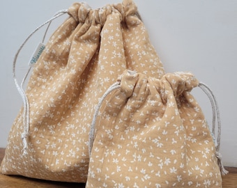 Jolis sacs/bourses/pochettes en gaze de coton couleur miel motifs fleuris blancs. Milia-Loka Biarritz.