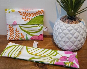 Joli lot de pochettes imperméables pour savon et brosse à dents en toile enduite Oeko Tex blanche motifs fleuris. Milia-Loka Biarritz.