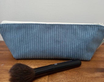 Jolie trousse imperméable en velours côtelé bleu acier et coton enduit. Milia-Loka Biarritz.