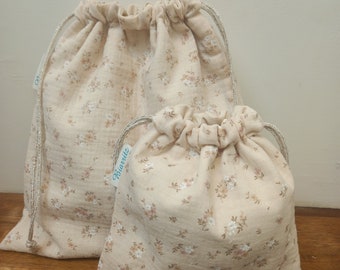 Jolis sacs/ bourses/ pochettes en gaze de coton beige avec petites fleurs rose poudré et blanches. Milia-Loka Biarritz.