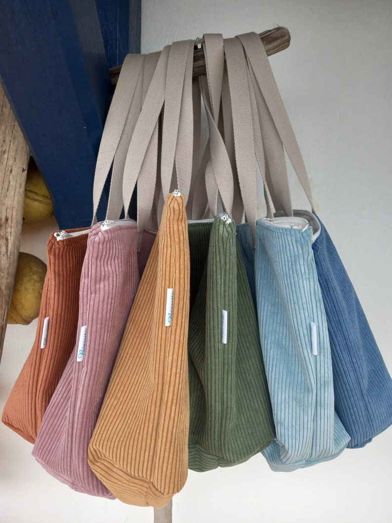 Jolis tote bags avec zip en velours côtelé et coton. Milia-Loka Biarritz. image 1