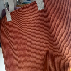 Jolis tote bags avec zip en velours côtelé et coton. Milia-Loka Biarritz. image 4