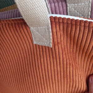Jolis tote bags avec zip en velours côtelé et coton. Milia-Loka Biarritz. image 5