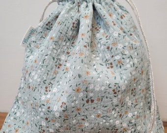 Joli sac/bourse/pochette en gaze de coton bleu clair motifs fleuris. Milia-Loka Biarritz.