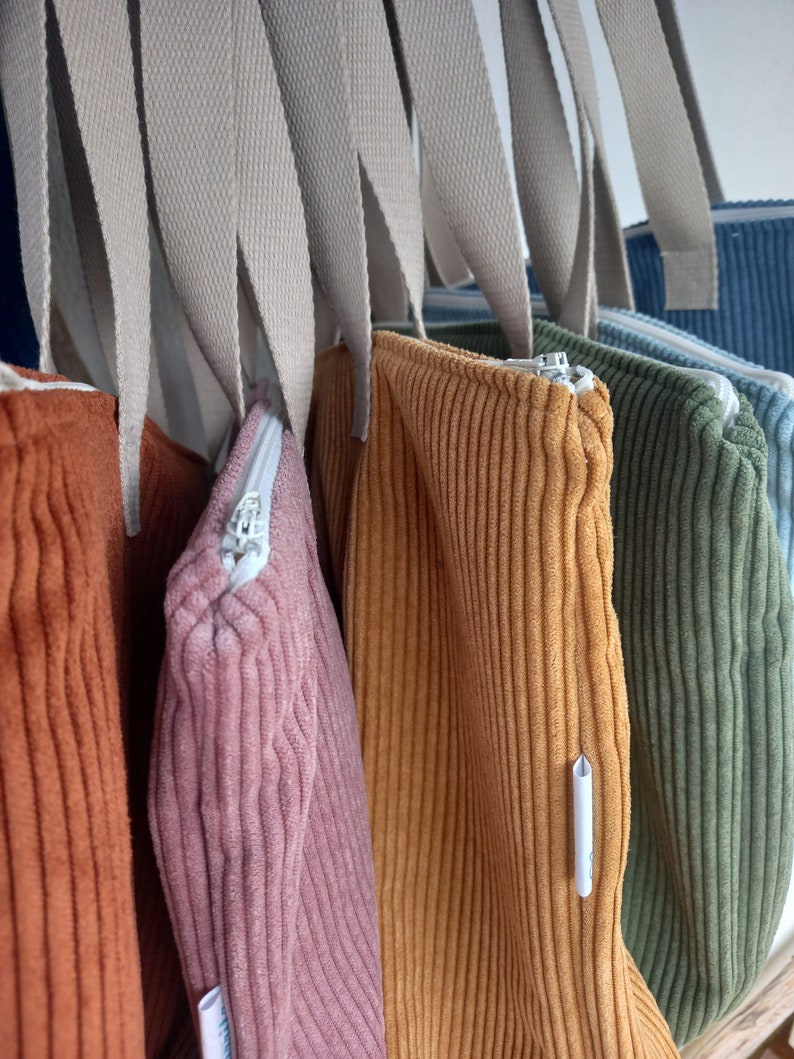 Jolis tote bags avec zip en velours côtelé et coton. Milia-Loka Biarritz. image 3