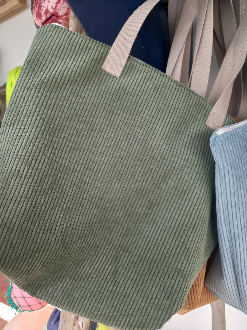 Jolis tote bags avec zip en velours côtelé et coton. Milia-Loka Biarritz. image 8