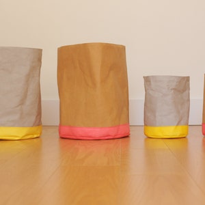 Cestino rotondo per rifiuti, portapenne, realizzato in carta lavabile in grigio con giallo, marrone con rosso. Cestino in pelle vegana per il tuo soggiorno