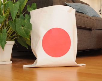 Rangement de sac en papier avec grand point rouge fait à partir de papier lavable et réutilisable en BLANC + OR. Porte-magazine Vegan Leather pour votre salon