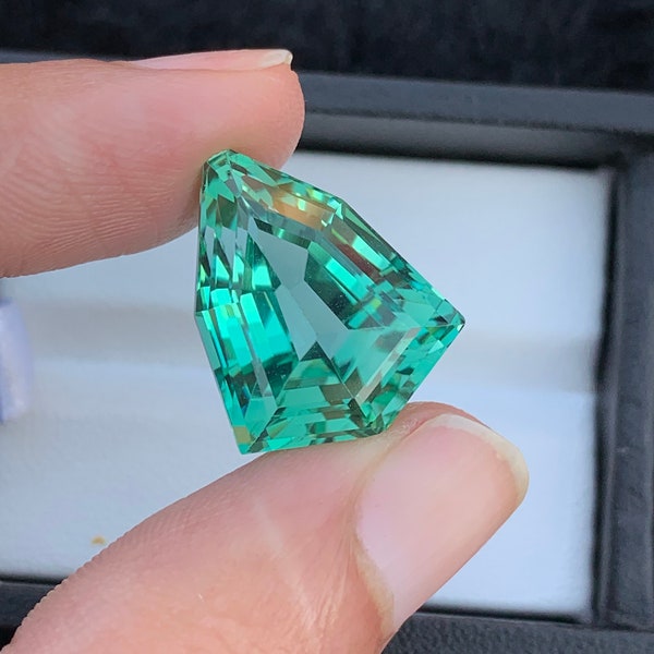 Pierre gemme kunzite, couleur vert bleuté, pierre gemme kunzite spodumen pour la fabrication de bijoux, taille fantaisie, clarté irréprochable, 18,80 carats