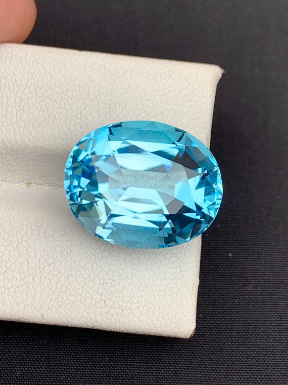 スカイブルートパーズ宝石：22.20カラットのファセットオーバルカット