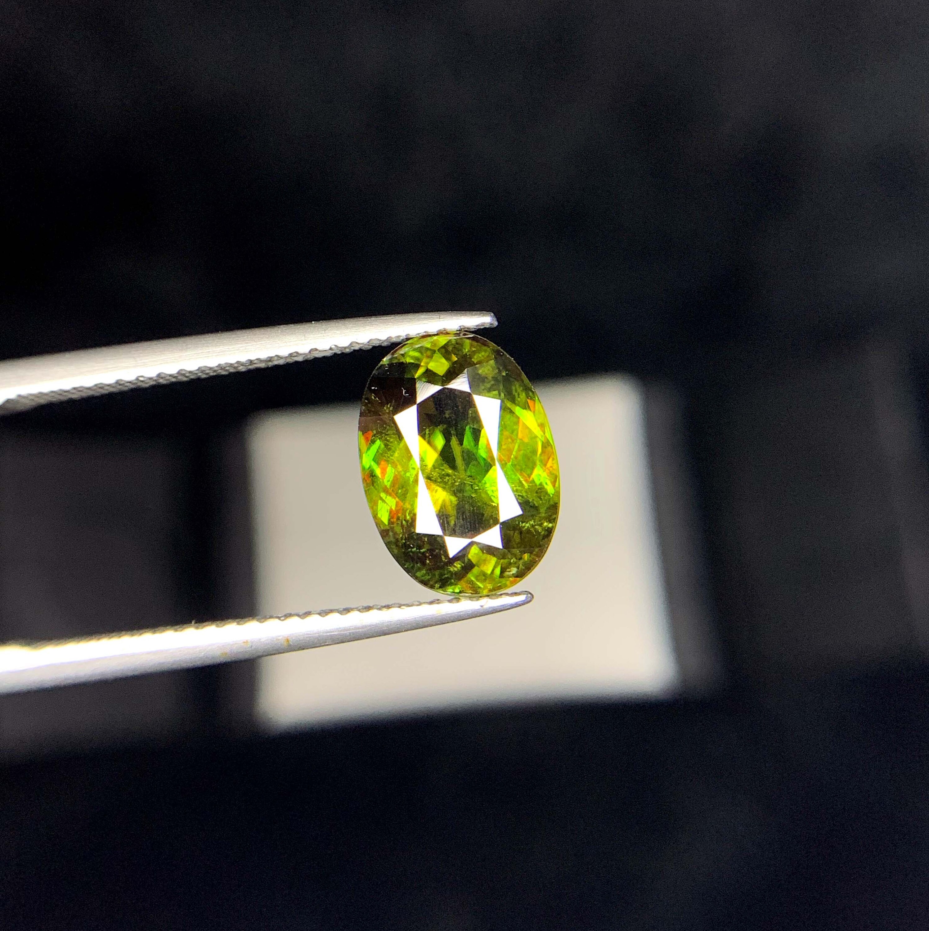 Sphène Naturelle 1,3 Carats - Couleurs Explosives, Ovale, Sans Inclusion Visible, Traitement Aucun