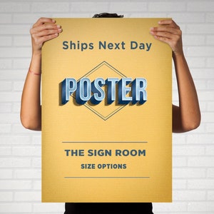 K&ouml;nnte beinhalten: Ein gelber Poster mit dem Text "Ships Next Day" und "POSTER" in blauer und wei&szlig;er 3D-Schrift. Der Poster enth&auml;lt auch den Text "THE SIGN ROOM" und "SIZE OPTIONS" in blauer Schrift.