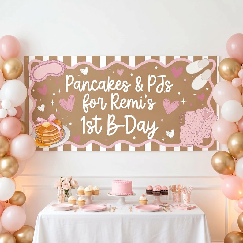 Peut inclure: Une banni&egrave;re rectangulaire avec un fond &agrave; rayures marron et blanc portant le texte "Pancakes & PJs for Remi's 1st B-Day". Le design comprend des illustrations d'une pile de pancakes, d'un masque de nuit, de chaussons et d'un pyjama, avec des c&oelig;urs roses.