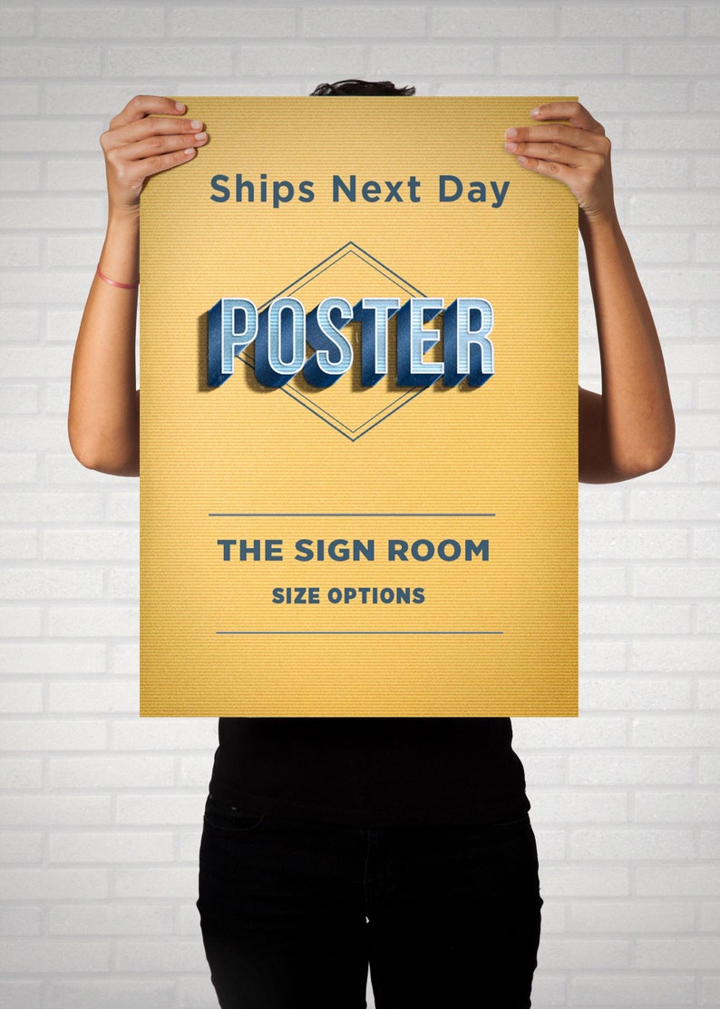 K&ouml;nnte beinhalten: Ein gelber Poster mit dem Text "Ships Next Day" und "POSTER" in blauer und wei&szlig;er 3D-Schrift. Der Poster enth&auml;lt auch den Text "THE SIGN ROOM" und "SIZE OPTIONS" in blauer Schrift.