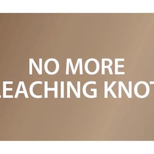 K&ouml;nnte beinhalten: Ein brauner Hintergrund mit dem Text "NO MORE BLEACHING KNOTS" in Wei&szlig;.