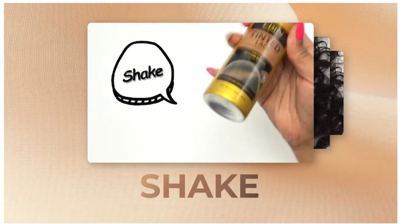 K&ouml;nnte beinhalten: Eine Hand h&auml;lt eine goldene Spr&uuml;hflasche mit dem Text "ION TINTED TAN" auf dem Etikett. Der Text "Shake" ist in einer Sprechblase neben der Flasche geschrieben. Der Text "SHAKE" ist in gro&szlig;en Buchstaben am unteren Rand des Bildes geschrieben.