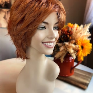 Marka Bright Ginger Red Full and Fierce Shag Classic Retro Chic Versatile Wig Chemo Fashion Alopecia Drag Customized Wig