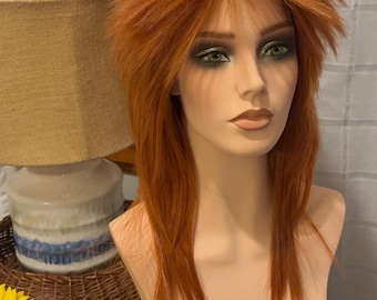 Rote Stachelperücke im David Bowie Ziggy Stardust-Rocker-Stil