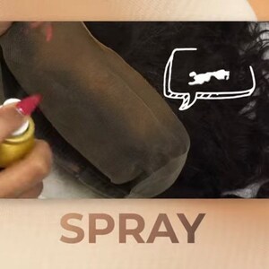 K&ouml;nnte beinhalten: Eine Hand h&auml;lt eine goldene Spr&uuml;hflasche und spr&uuml;ht eine Per&uuml;cke mit einer schwarzen Spitze vorne. Die Per&uuml;cke liegt auf einer wei&szlig;en Oberfl&auml;che mit dem Wort "SPRAY" darunter.