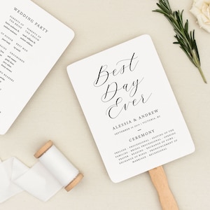 Könnte beinhalten: Zwei weiße Hochzeitfächer mit schwarzem Text. Der erste Fächer listet die Hochzeitsgesellschaft auf und der zweite Fächer sagt "Best Day Ever" mit den Namen des Paares und dem Hochzeitsdatum. Die Fächer befinden sich auf einer beigefarbenen Oberfläche mit weißem Band und Rosmarinzweigen.