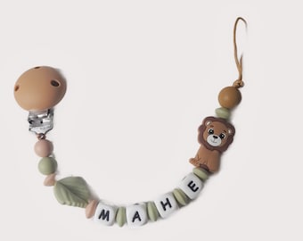 Personalisierter Savannah-Löwen-Schnullerclip, beige-braune Farbe, Geburtsgeschenk, Baby-Accessoire, Blatt-/Tiermuster