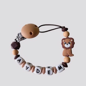 Clip para chupete con nombre para personalizar león con tema de la selva, clip para chupete de león beige y marrón