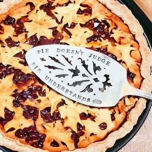 Pie Doesn’t Judge, Pie Understands cake and pie server, gift for baker, pumpkin pie, apple pie, thanksgiving dessert, Christmas gift