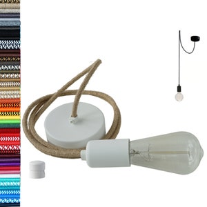 Può includere: Lampada a sospensione bianca con un cavo in juta naturale e una rosetta a soffitto bianca. La lampada ha una presa bianca e una lampadina in vetro trasparente.