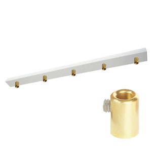 Könnte beinhalten: Eine weiße Metallschiene mit sechs Messing-Hängeleuchten. Eine separate Messing-Hängeleuchte mit einer Gewindeschraube ist ebenfalls abgebildet.